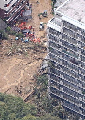 住宅を巻き込んだ土砂崩れ現場（１２日午後０時３２分、松山市で、読売機から）＝片岡航希撮影