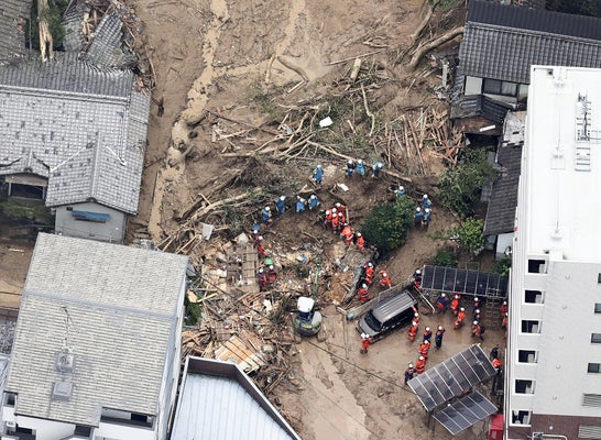 土砂崩れ現場で行方不明者の捜索にあたる消防隊員ら（１２日午後０時３９分、松山市で、読売機から）＝片岡航希撮影