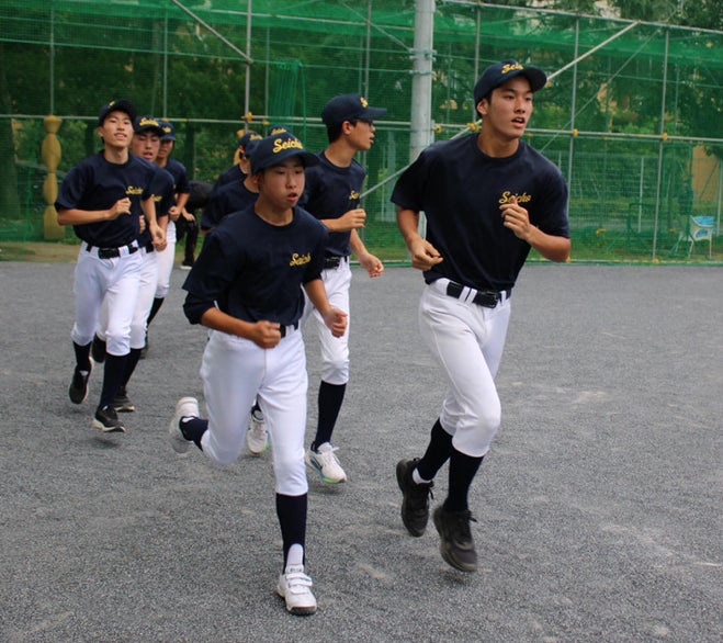 新チーム初練習の７月１０日、声も高らかにランニングで汗を流す青鳥特別支援学校のメンバー