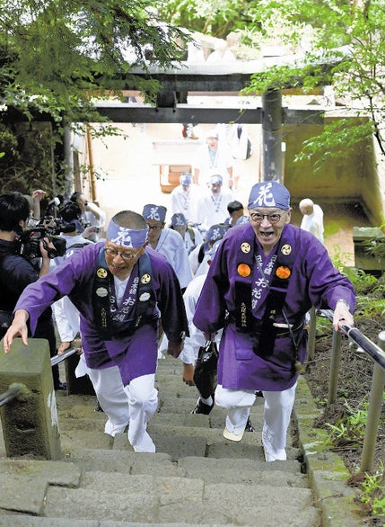 石段を上る大野さん（右）ら（２７日、伊勢原市で）