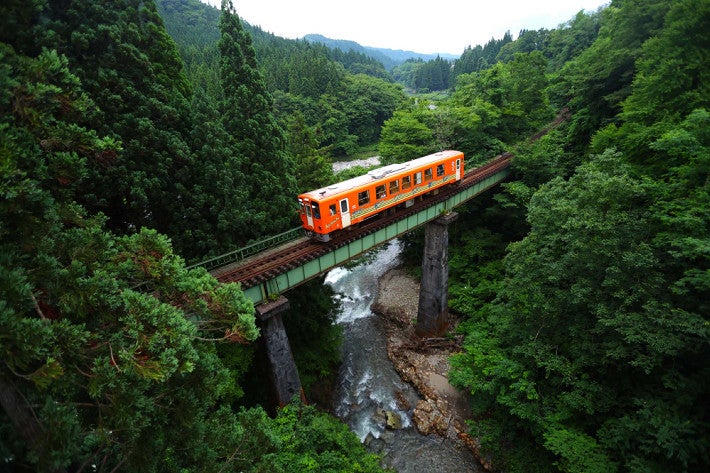 阿仁川に沿って走る列車（荒瀬―阿仁合駅間で）