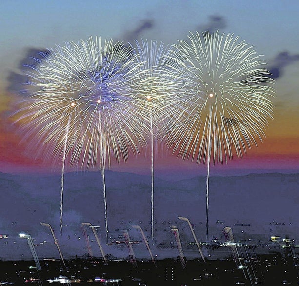 夕闇の中で打ち上げが始まった長岡花火（２日、長岡市で）