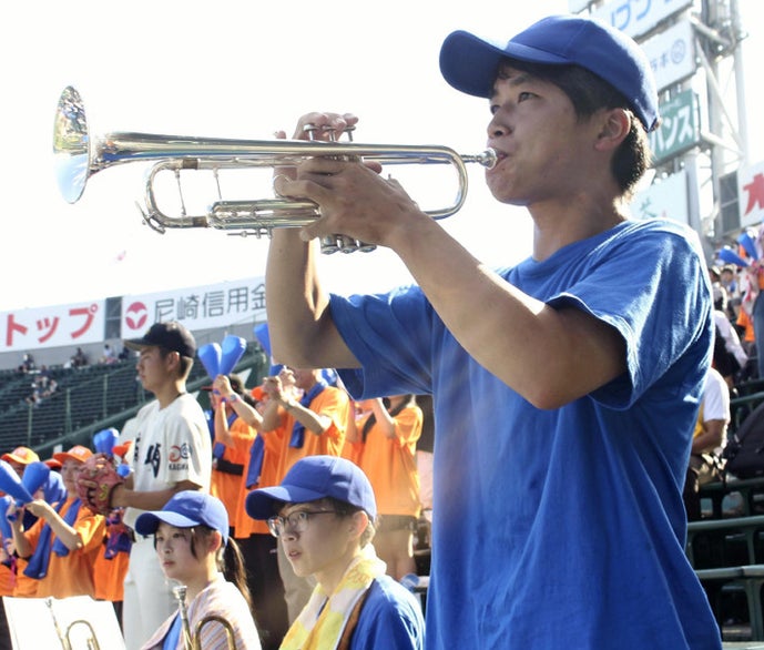 英明の攻撃開始時にファンファーレを演奏する斎藤さん（７日、甲子園球場で）