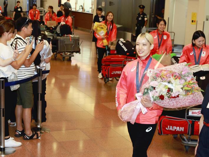 フランスから帰国した、フェンシング女子サーブル団体で銅メダルの江村美咲選手ら（７日午後、羽田空港で）＝野口哲司撮影