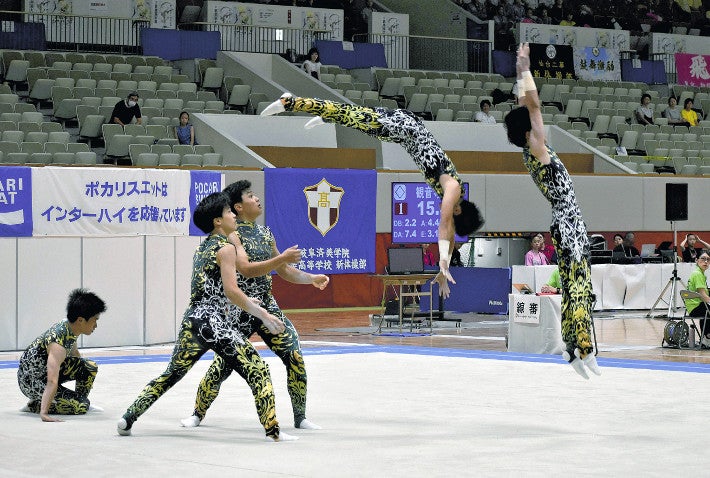 新体操男子団体で優勝した神埼清明の選手たち