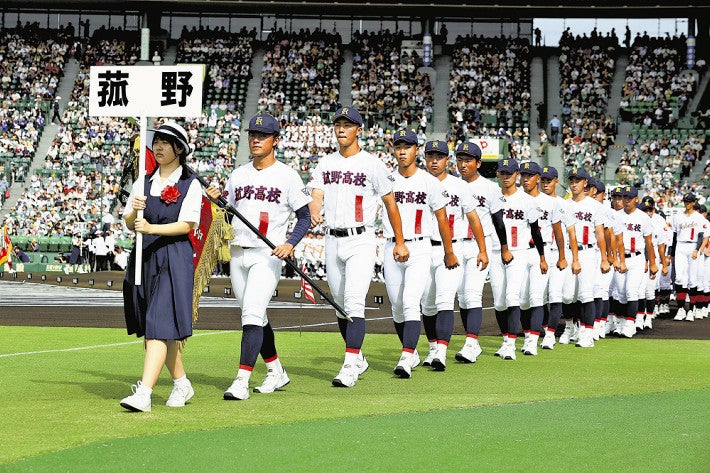 （下）健闘を誓う南陽工の山崎監督（右）と菰野の森田監督（甲子園球場で）　（上）入場行進する菰野の選手たち（７日、甲子園球場で）＝後藤嘉信撮影