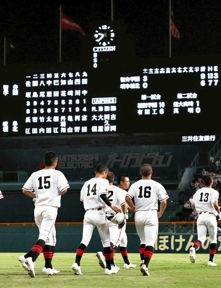 午後９時半を過ぎて試合が終わった第３試合（７日夜、甲子園球場で）＝後藤嘉信撮影