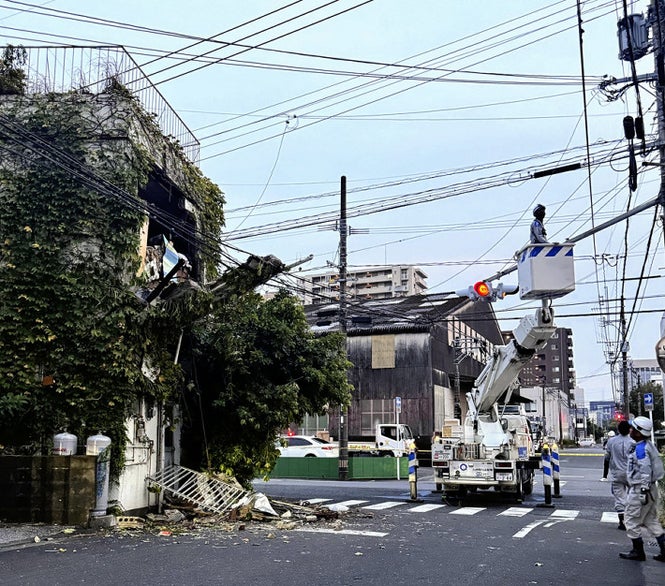 地震によって損壊した家屋（８日午後７時１１分、宮崎市で）＝波多江航撮影