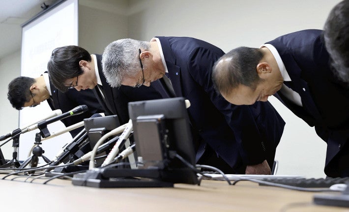 記者会見の冒頭で頭を下げる（右から）小林章浩前社長と山根聡社長ら（８日、大阪市中央区で）＝前田尚紀撮影