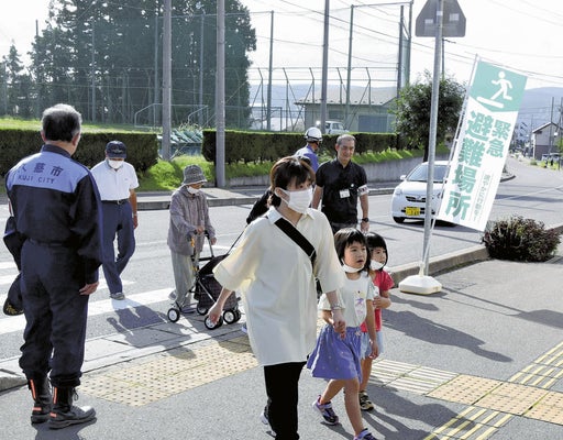 避難場所の県立久慈東高校に続々と避難する住民ら（１日、久慈市で）