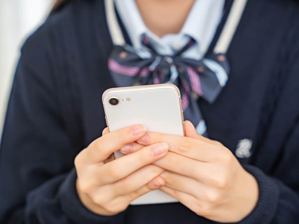 スマホで塾を検索している学生の画像