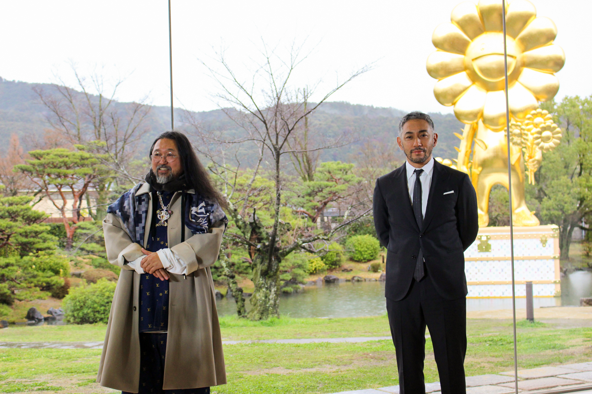 左から村上隆、市川團十郎