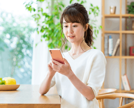 イメージ:スマホで応募している女性