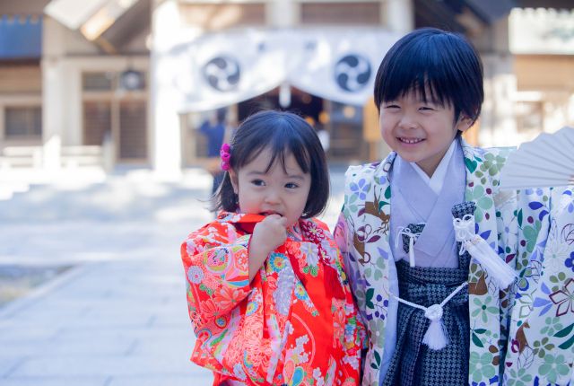 七五三はいつ？数え年・満年齢どっち？ケース別に解説丨親の服装や内祝いについても紹介