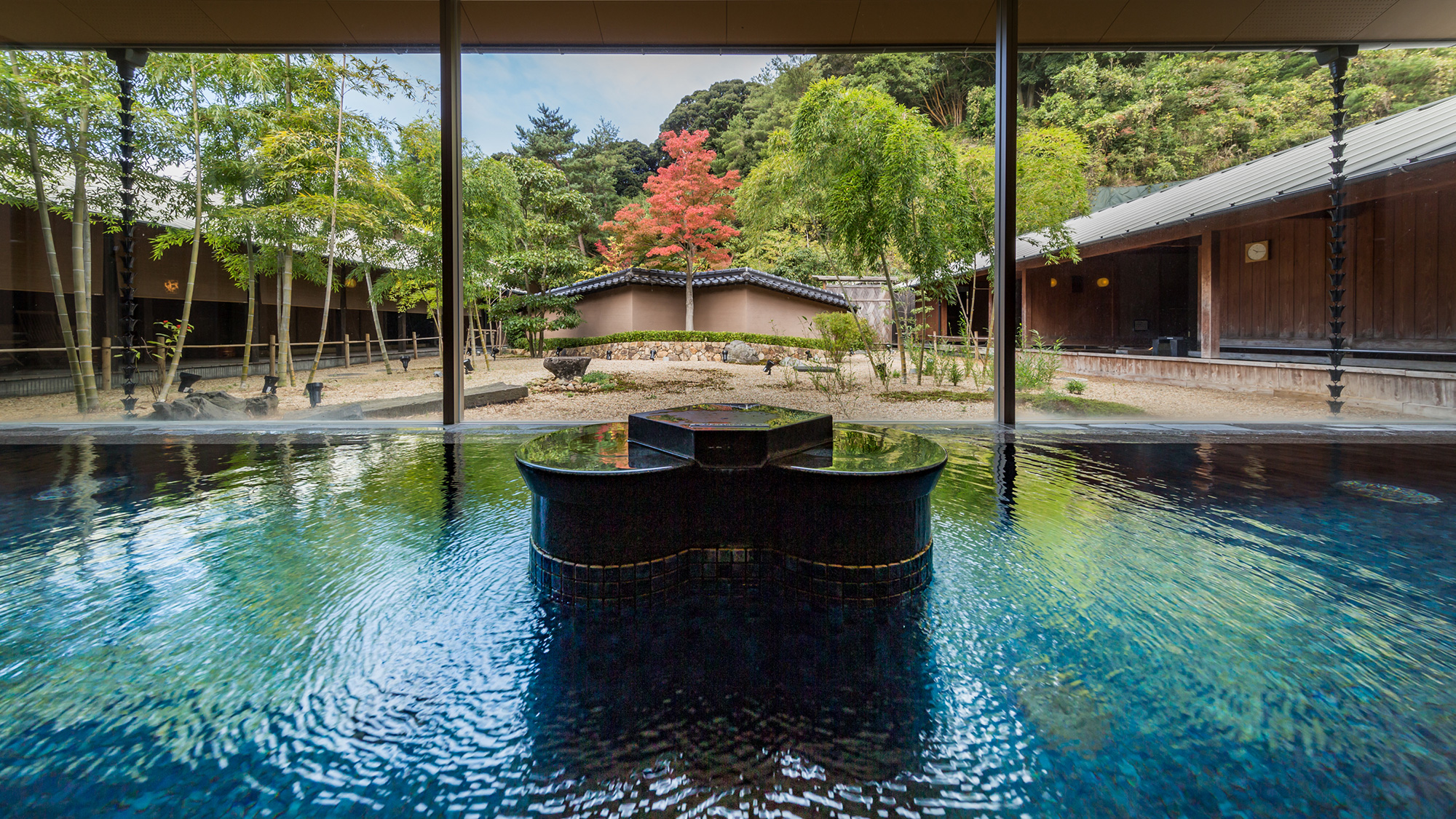 紅葉の湯「内湯」湯船にもみじが上下反転した形で写り込みました