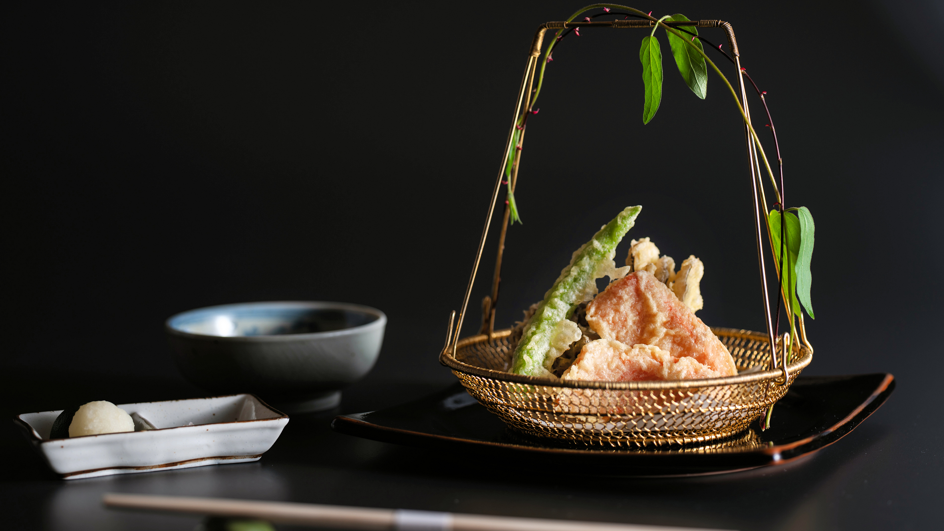 【お食事】料理長おまかせ会席 秋の献立一例 もみじ鱒と舞茸の天ぷら 別注でも注文可（期間限定）