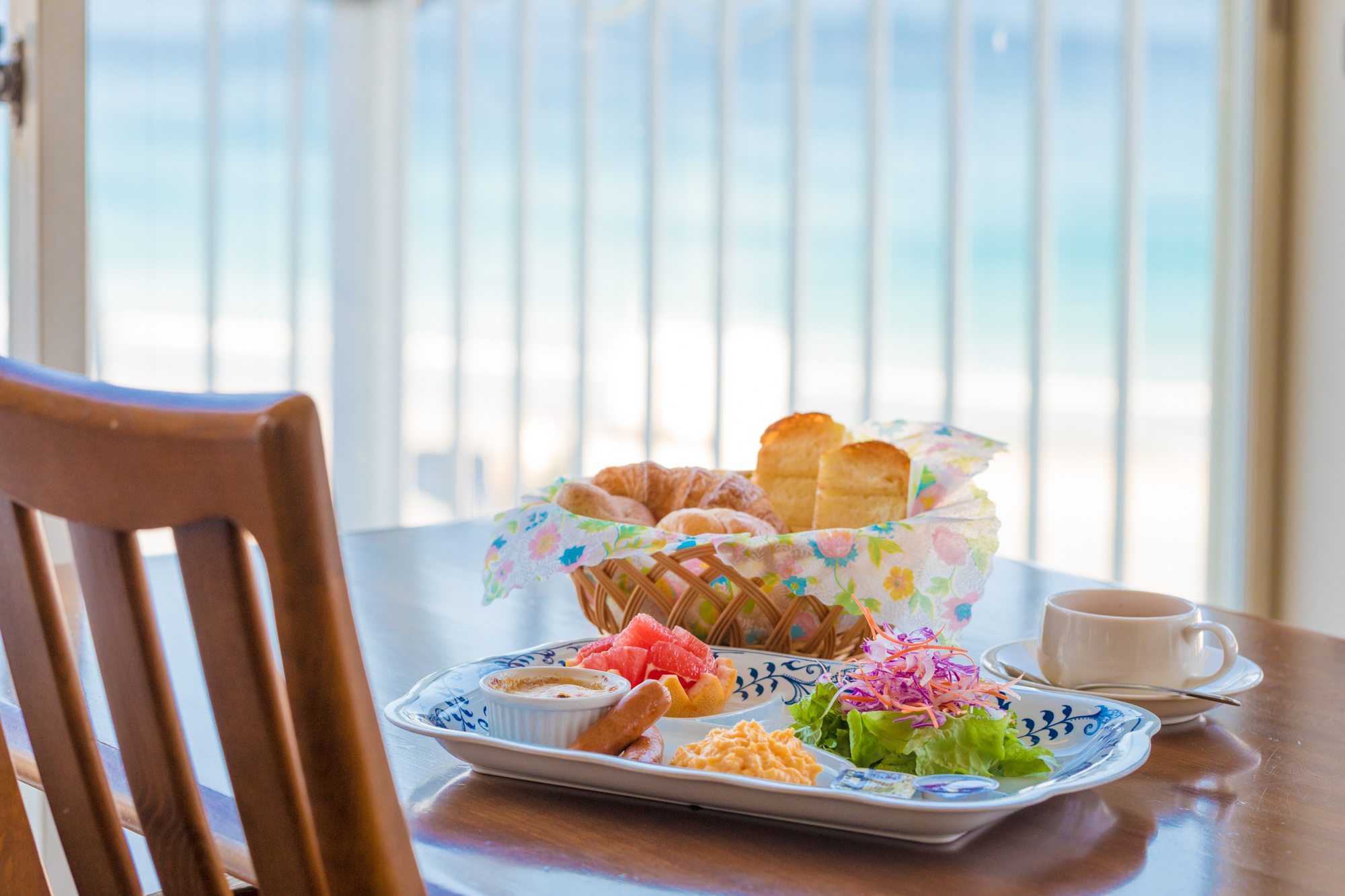 海を眺めながらの優雅な朝食