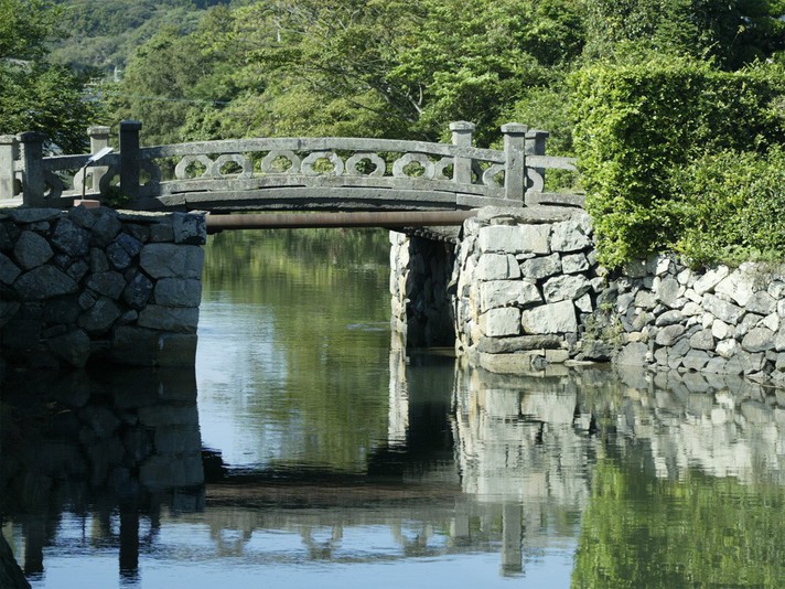 【平安橋】外堀に架かる、ゲルバー桁橋の貴重な石橋。かつてはここに総門の一つがあった。（徒歩10分）