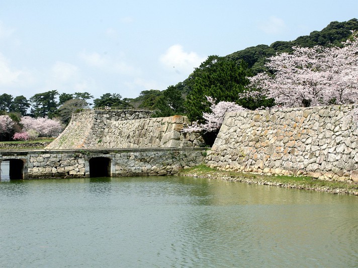 【萩城跡】毛利36万石の居城だった萩城の跡。現在は石垣や藩主ゆかりの茶室などが残る。（徒歩5分）