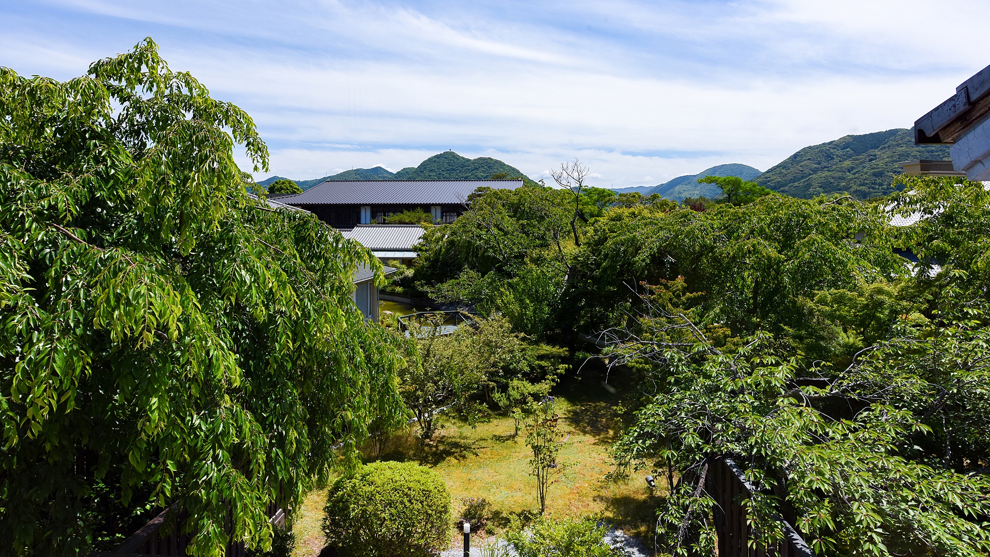 【上級和室 南苑12畳/一例】客室から見える庭園の景色は、四季折々の顔を覗かせます。