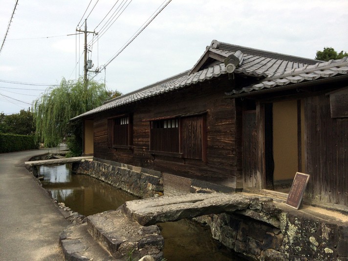 【旧湯川家屋敷】藍場川沿いにある武家屋敷。川の水を土間などに引き込む様式が見られる。（車で15分）