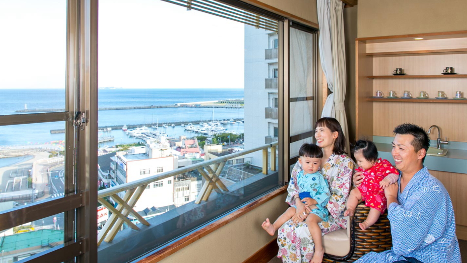 海側のお部屋からは「初島」をはじめ熱海港を拠点とする観光船など熱海の海をご覧いただけます。