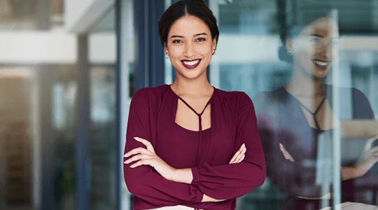 Portrait d’une jeune femme d’affaires confiante qui travaille dans un bureau moderne.