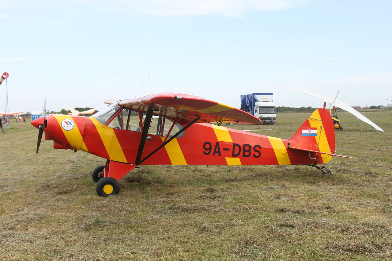 Piper PA-18-150 Super Cub vu de côté