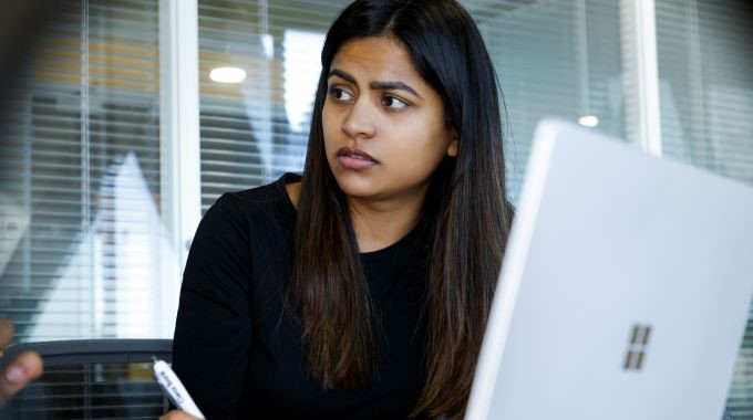 Mulher fazendo anotações durante uma reunião