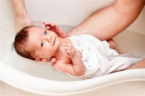 Instructions for bathing babies | Vinmec