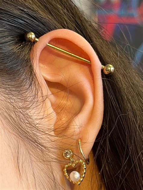 Gold industrial piercing | Unique ear piercings, Cute ear piercings ...