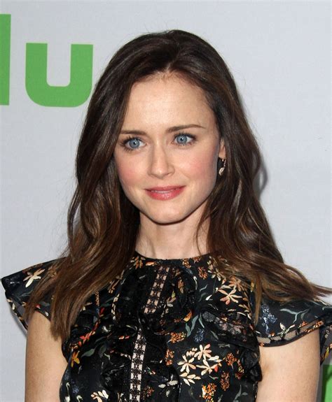 Alexis Bledel – HULU TCA Winter 2017 Photo Call in Pasadena • CelebMafia