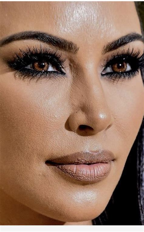 Kim Kardashian | Kardashian makeup, Kim kardashian makeup, Red lips ...