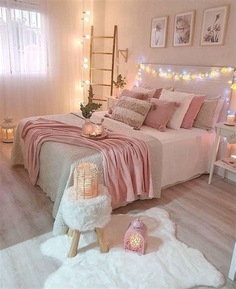 Cozy Aesthetic Pink Bedroom : The alternating light and deep pink wall ...