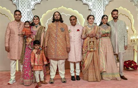 Ambani Wedding | Mukesh-Nita, Akash-Shloka Pose For 'Fam Jam' Picture ...