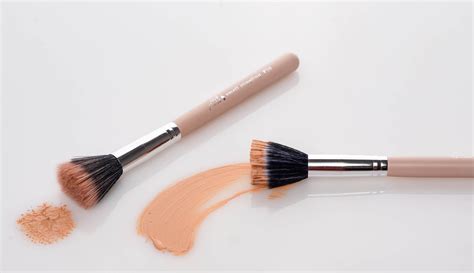 When to Use a Stippling Brush | Stippling brush, Stippling makeup brush ...