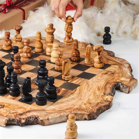 CHESS SET WITH IRREGULAR RUSTIC BOARD - Artisraw