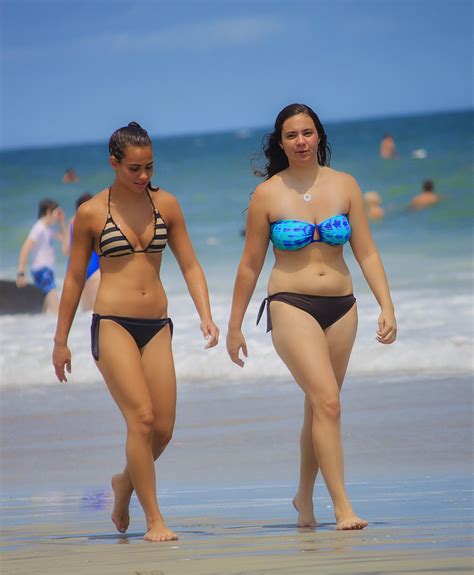 Girls on the beach | Carlos Enrique Sanchez | Flickr