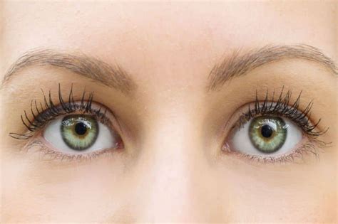 What benefits do green eyes have?