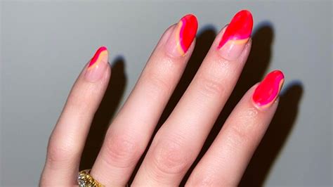 Wavy Line Nail Art: Master the Trend with These Tips! Boost Your ...