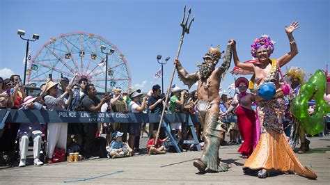 Scantily-clad creatives trek to Coney Island for annual Mermaid Parade ...