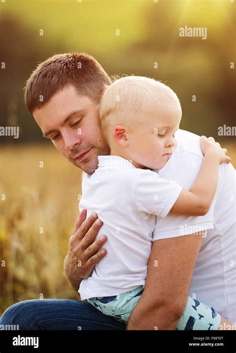 Father hugging young son hi-res stock photography and images - Alamy