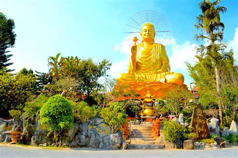 The Biggest Buddha in Dalat - Gleaming Gold - The Travel Ninjas