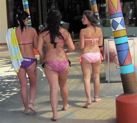 Durban beach girls | On the way to the beach walking through… | Flickr