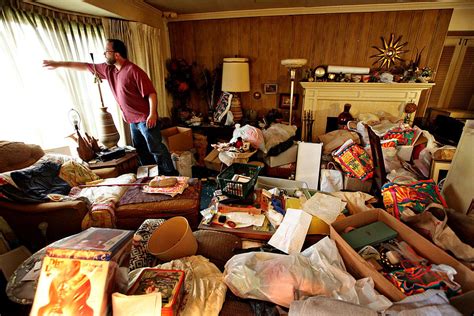 The Most Horrifying Episode of 'Hoarders' Made Viewers Burst Into Tears