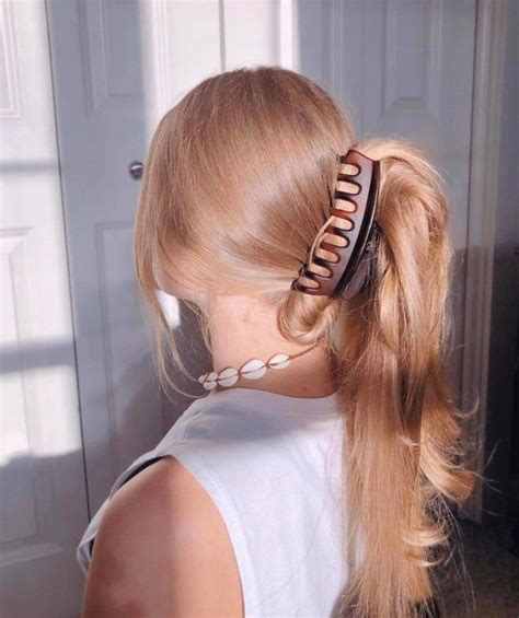 Try These Modern Claw Clip Hairstyles to Channel Your 90s Diva – Page 6 ...