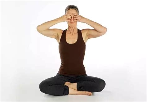 Bhramari Pranayama Benefits - How To Do Bee Breathing Yoga Pose