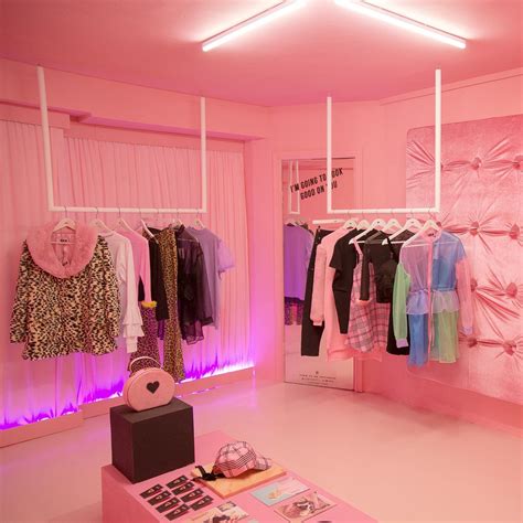 Aesthetic Clothing Stores Interior - pic-411