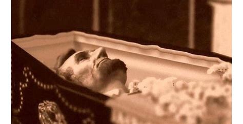 MyndBlow: 23 Photos Of Celebrity Open Casket Funerals That Will Shock You