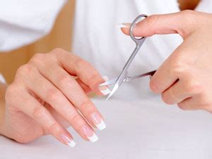 Are You Cutting Your Nails Properly? - Boldsky.com